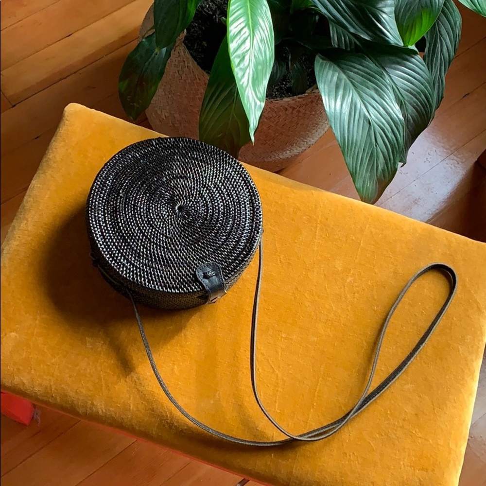 Cute basket purse has all the Fall vibes! 🖤